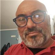 Insegnante di Diritto impartisce lezioni di Diritto a studenti di istituti tecinici e professionali